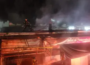 Incendio consume puestos y locales en la colonia Morelos durante la madrugada