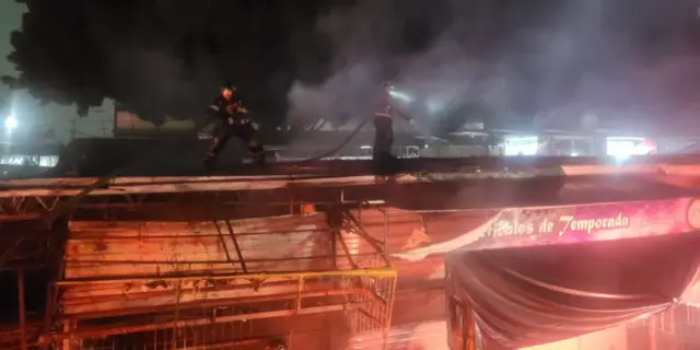 Incendio consume puestos y locales en la colonia Morelos durante la madrugada