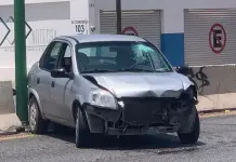 Se golpea con parabrisas tras chocar en carretera a Rioverde