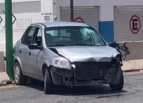 Se golpea con parabrisas tras chocar en carretera a Rioverde