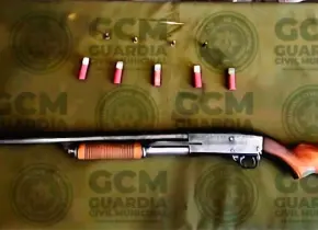 Hampones tiran escopeta para huir de la policía