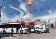 Tres vehículos con daños tras choque en Valle de Cactus