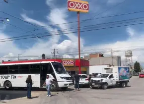 Tres vehículos con daños tras choque en Valle de Cactus