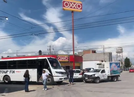 Tres vehículos con daños tras choque en Valle de Cactus