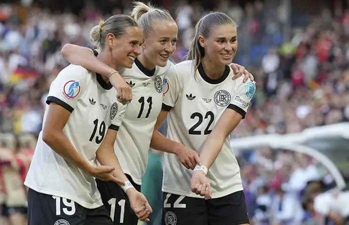Alemania y Suecia ganan y avanzan