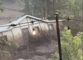 Casa es arrastrada por inundaciones en Nuevo México