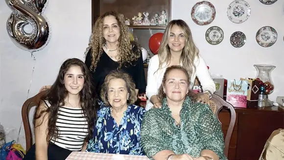 CLAUDIA SORPRESAS EN SU CUMPLE