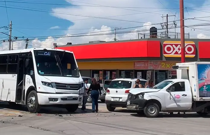 Impactan tres vehículos en Col. Valle de Cactus
