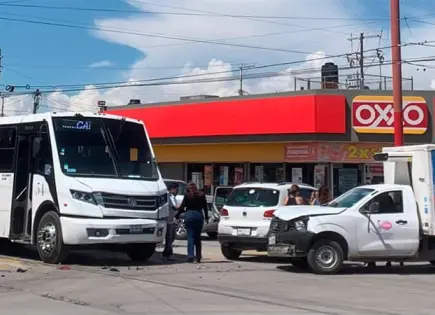 Impactan tres vehículos en Col. Valle de Cactus
