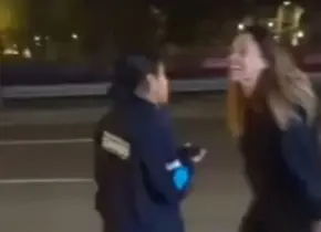 Lo hizo otra vez: Lady Racista es exhibida agrediendo a mujer policía