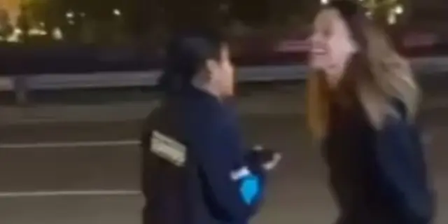 Lo hizo otra vez: Lady Racista es exhibida agrediendo a mujer policía