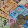 Logra peso mejor cierre en un año