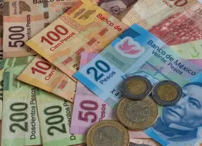 Logra peso mejor cierre en un año