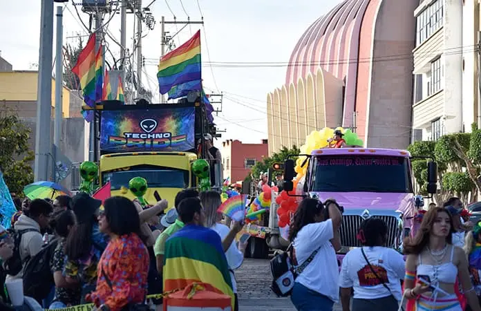 Lucraron con marcha LGBTTI+