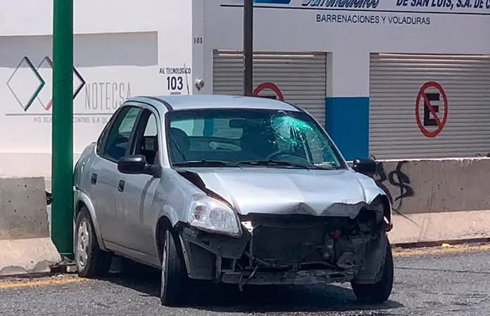 Se estampa automóvil contra muro de concreto