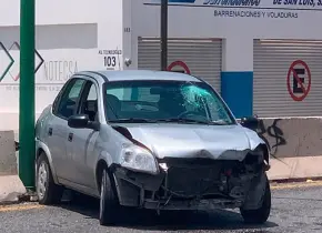 Se estampa automóvil contra muro de concreto