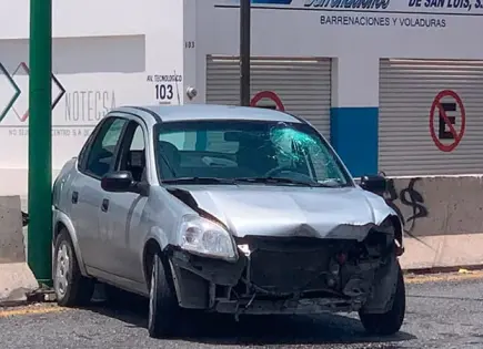 Se estampa automóvil contra muro de concreto