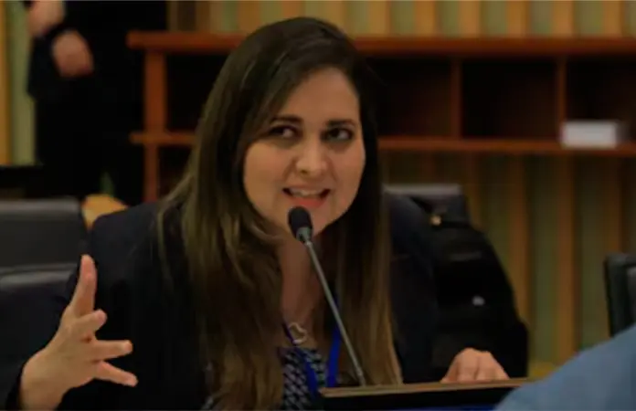 Senadora propone cancelar visas a extranjeros discriminadores