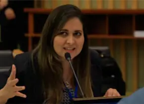 Senadora propone cancelar visas a extranjeros discriminadores