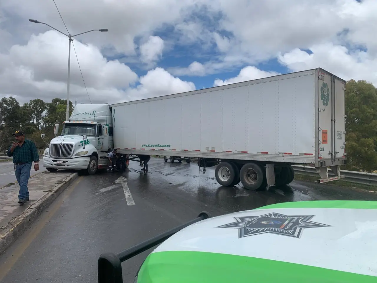 Tráiler se descuadra en Circuito Potosí y detiene el tráfico