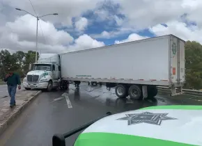 Tráiler se descuadra en Circuito Potosí y detiene el tráfico