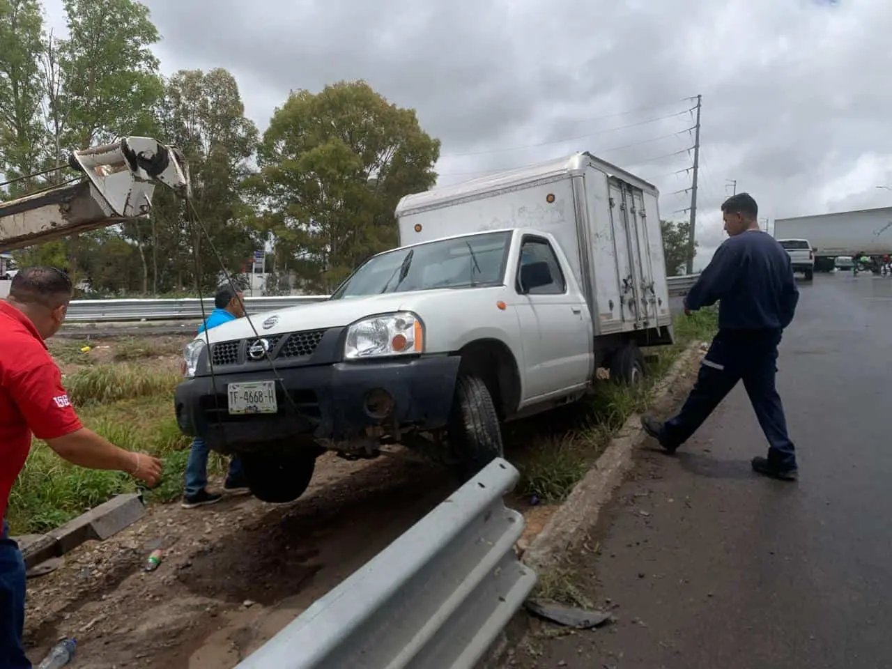 Camioneta se sale del camino en el Circuito Potosí por piso mojado