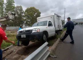 Camioneta se sale del camino en el Circuito Potosí por piso mojado
