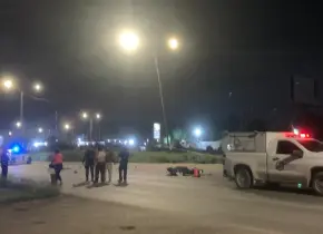 Muere motociclista arrollado por tráiler en Villa de Pozos