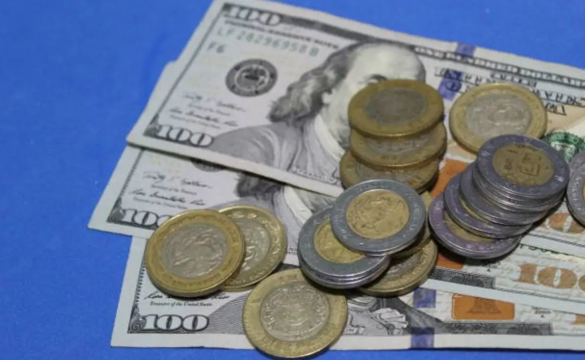 Tensión arancelaria y expectativa por Banxico presionan al peso