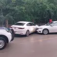 Condutor se impacta contra auto estacionado