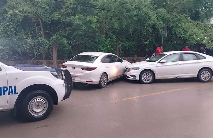 Condutor se impacta contra auto estacionado