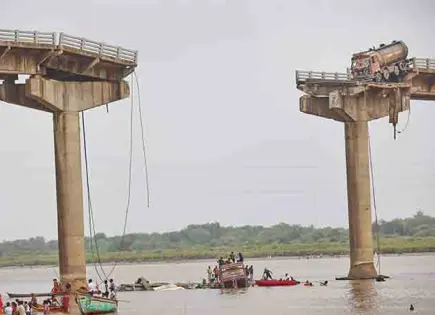 Colapsa puente en India; hay al menos 9 víctimas
