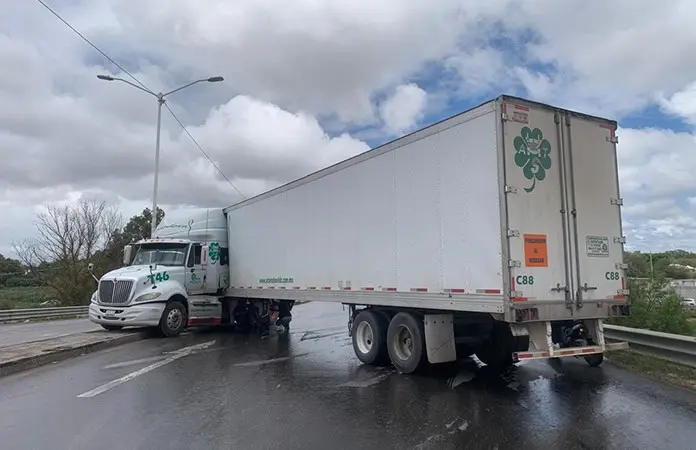 Tráiler se descuadra en Circuito Potosí y detiene el tráfico