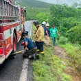 Vehículo cae a barranco, dos personas lesionadas