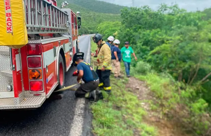 Vehículo cae a barranco, dos personas lesionadas