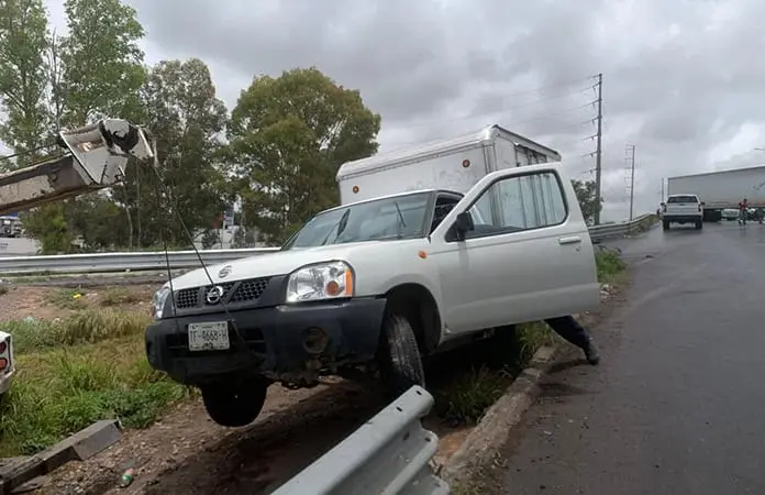 Vehículo se sale del camino en el puente del Circuito Potosí