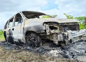 Galería | Fuego reduce camioneta a chatarra en la Valles-Mante