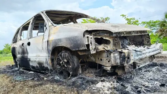 Galería | Fuego reduce camioneta a chatarra en la Valles-Mante