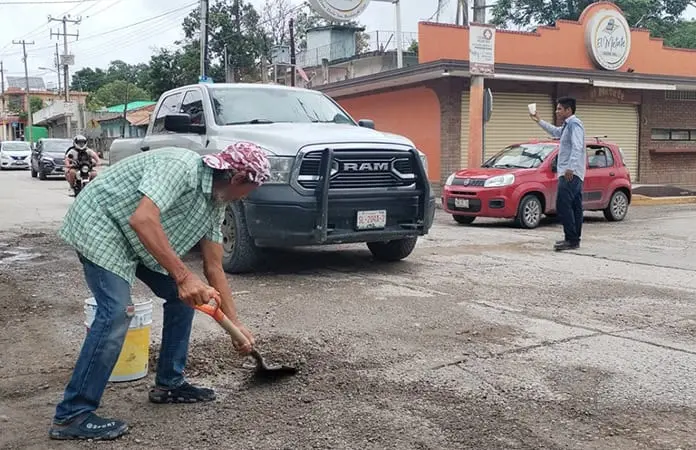 Albañiles desempleados, de tapa baches