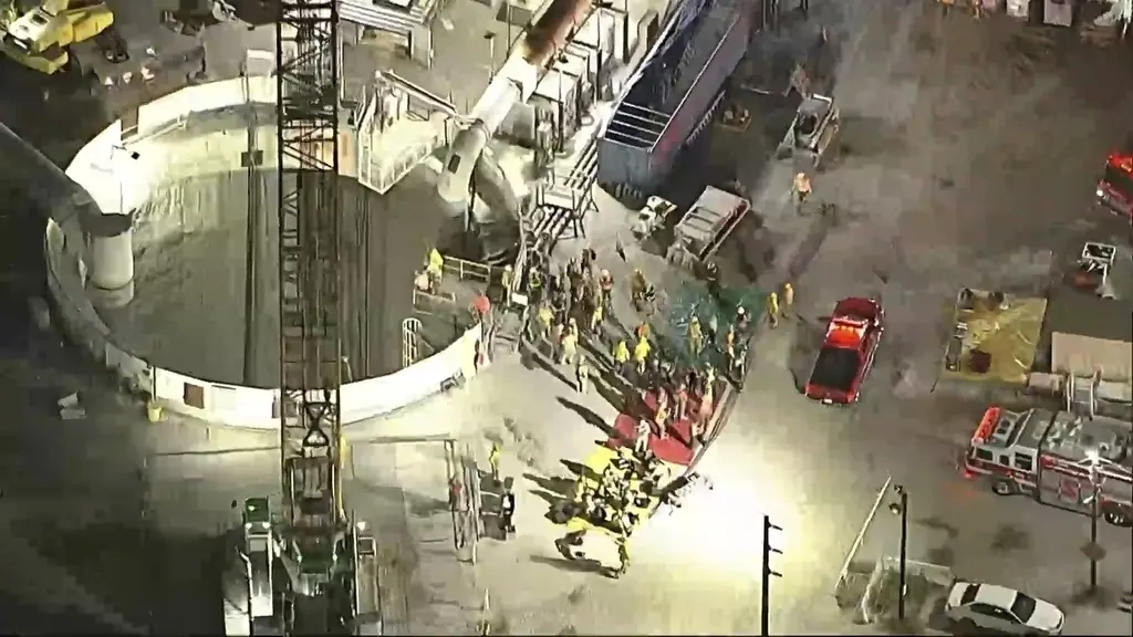 31 trabajadores fueron rescatados tras derrumbe en túnel industrial de Los Ángeles