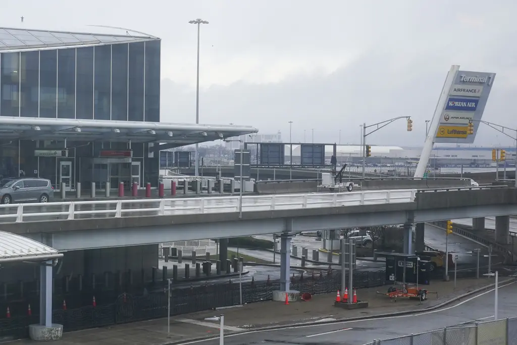 Mujer polizona en vuelo a París enfrenta nuevos cargos legales