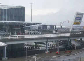 Mujer polizona en vuelo a París enfrenta nuevos cargos legales