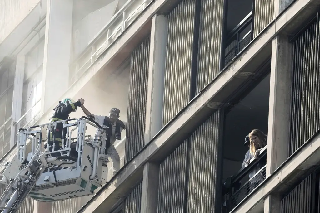 Rescatan a 100 personas de incendio de grandes proporciones en un edificio en Chile