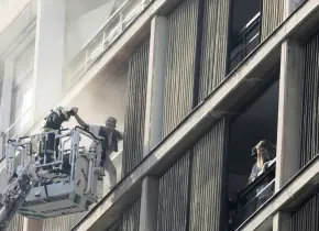 Rescatan a 100 personas de incendio de grandes proporciones en un edificio en Chile
