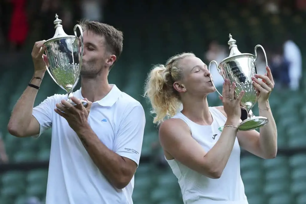 Katerina Siniakova y Sem Verbeek se imponen en la final de dobles mixto en Wimbledon