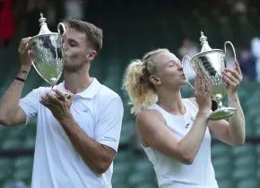 Katerina Siniakova y Sem Verbeek se imponen en la final de dobles mixto en Wimbledon