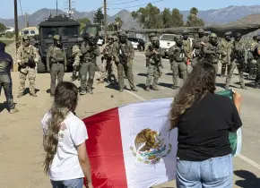 Enfrentamiento entre manifestantes y agentes federales en granja de California