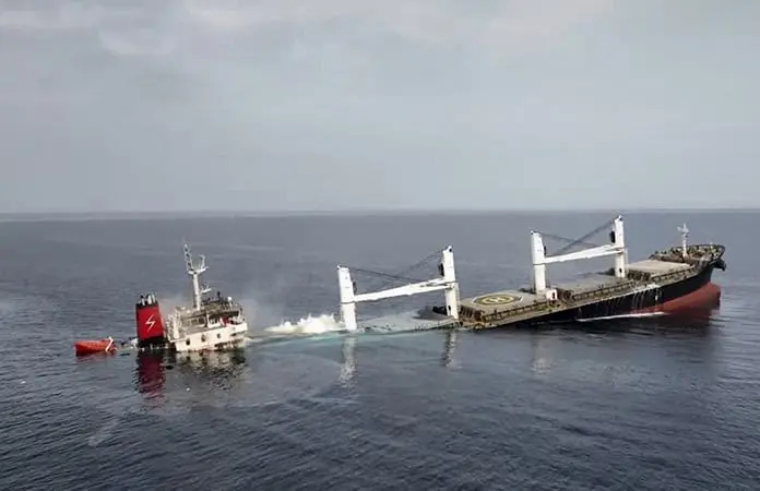 Buscan desaparecidos a ataque en mar Rojo