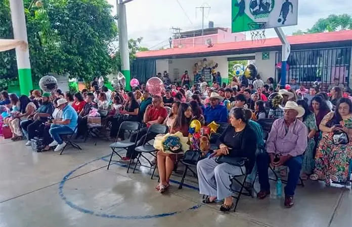 Concluyen su educación básica alumnos de la López Mateos