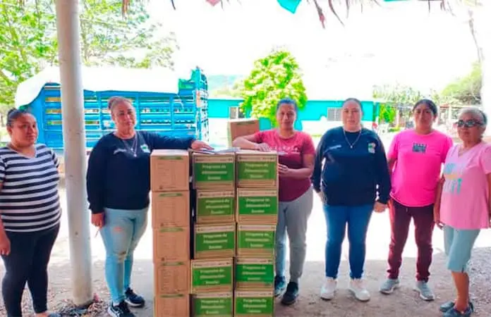 Entregan su beca alimentaria a niños